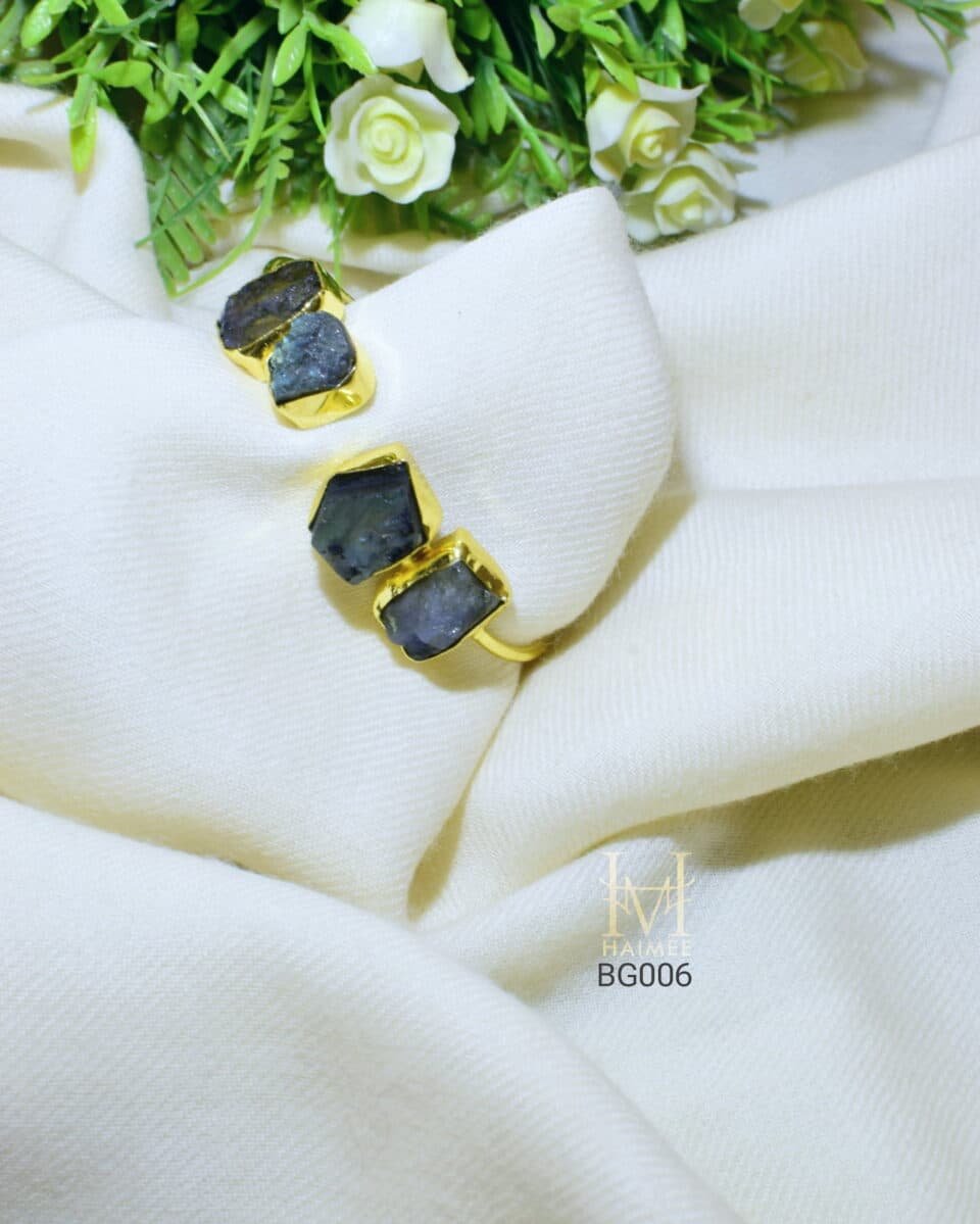 Raw stone Labradorite bracelet with gold plating. Natural and bohemian, ideal for adding a unique touch to your collection. Discover it today!
