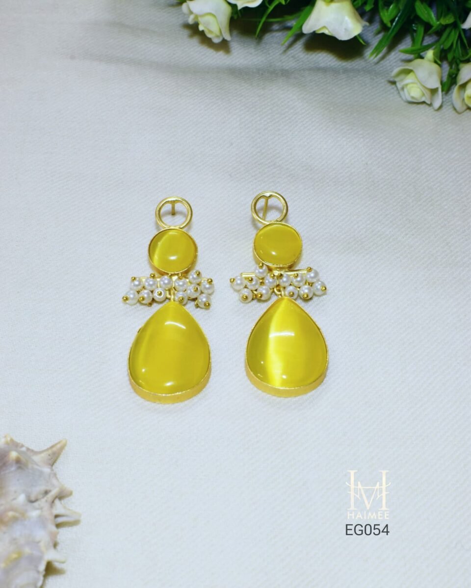 Upgrade your jewelry collection with these elegant drop earrings. Featuring captivating Yellow Monalisa stones in a luxurious gold plating with pearl beads, these earrings are perfect for any special occasion.