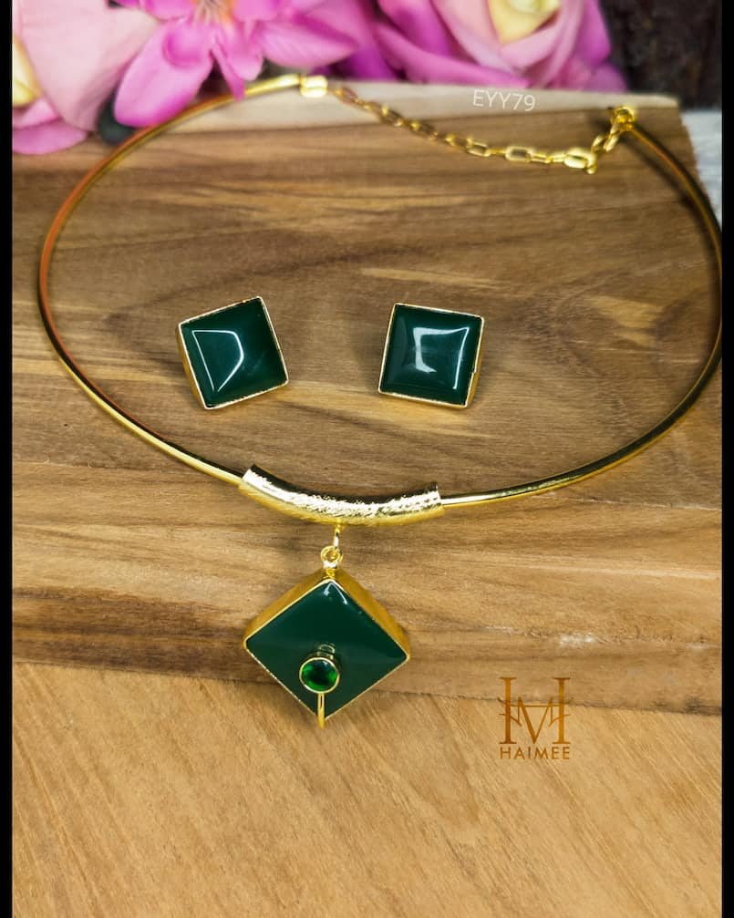 Modern Gold Hasli Necklace with Monalisa Stones – Contemporary Indian Jewellery Set