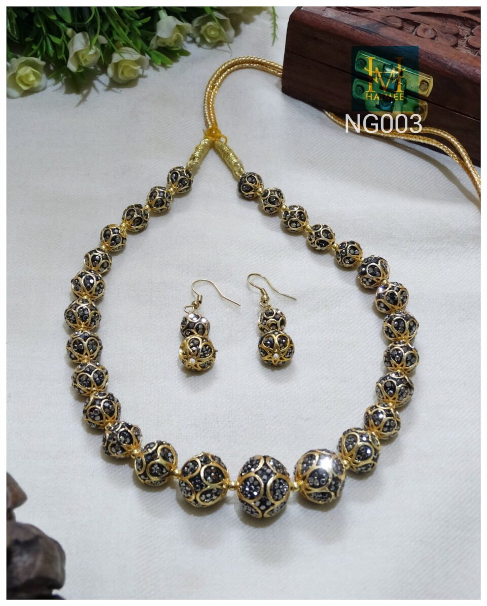 Round gold plated CZ stone necklace set. Includes matching drop earrings. Ideal for adding sparkle to your party look. Discover this set!