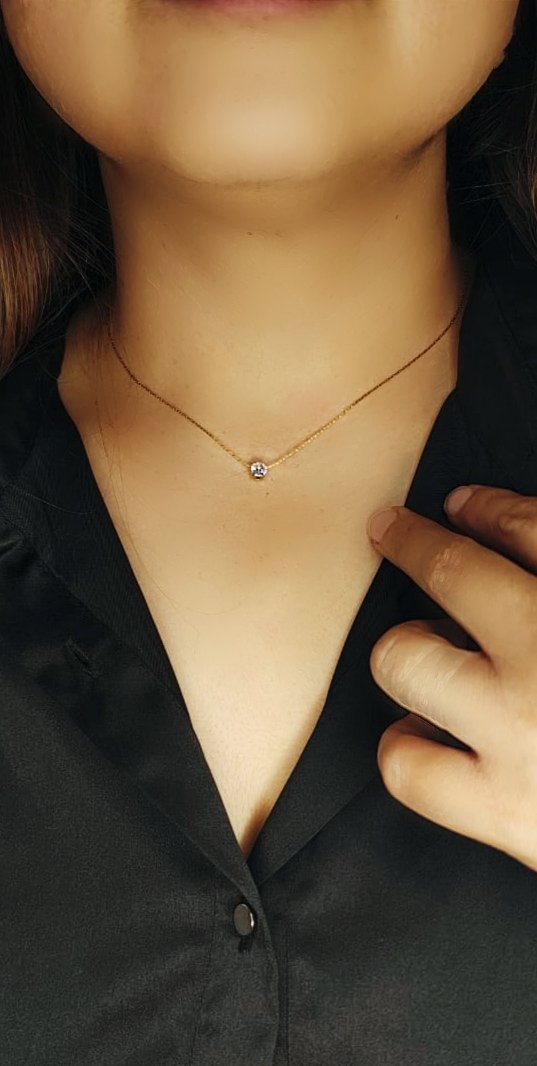 MODEL WEARING AN ANTI TARNISH JEWELRY WITH ZERCONIA PENDENT