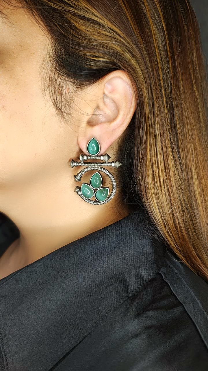 GIRL WEARING SILVER OXYDISED EARRINGS MONA LISA STONE