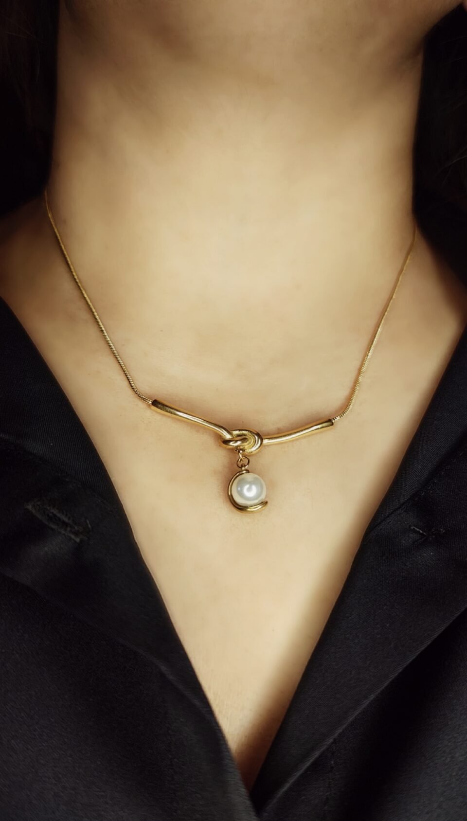 UNIQUE KNOT SHAPE PENDENT ANTI TARNISH NECKLACE