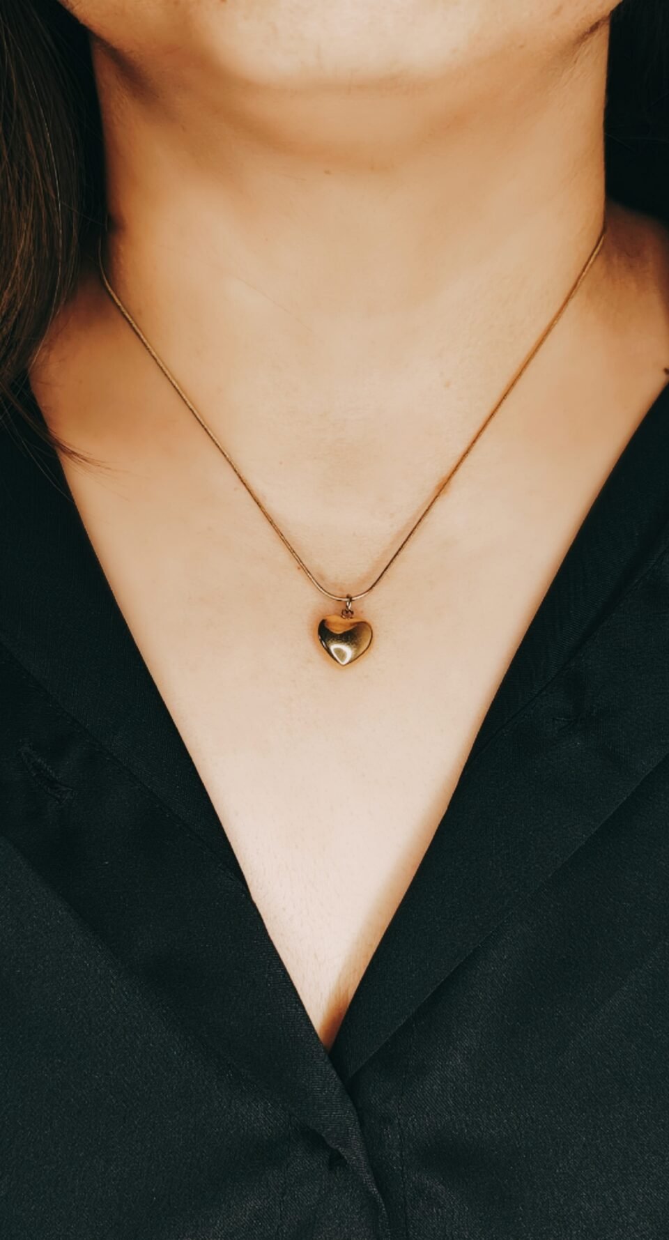 GIRL WEARING A HEART SHAPE ANTI TARNISH NECKLACE