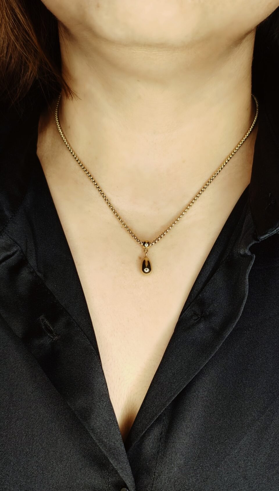 MODEL WITH DAILY WEAR PENDENT